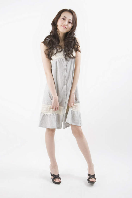 东方人,一个人,站,竖图,室内,白天,白色背景,正面,裙子,亚洲,仅一个年轻女性,仅一个女性,仅一个人,注视,黄种人,长裙,观察,看,站着,日本人,摄影,影棚,观看,察看,关注,年轻女性,女人,女性,亚洲人,站立,彩图,全身,影棚拍摄,拍摄