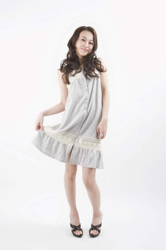 东方人,一个人,站,竖图,室内,白天,白色背景,正面,裙子,亚洲,仅一个年轻女性,仅一个女性,仅一个人,拿,拿着,注视,黄种人,长裙,观察,看,站着,日本人,摄影,影棚,观看,察看,关注,年轻女性,女人,女性,亚洲人,站立,彩图,全身,影棚拍摄,拍摄