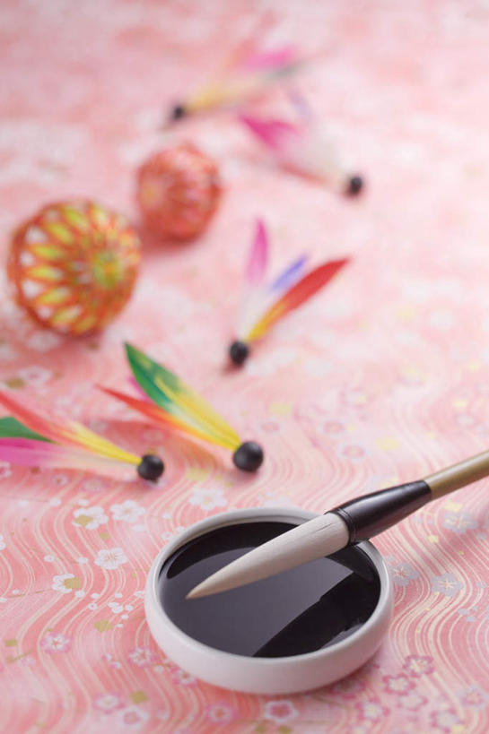 无人,竖图,俯视,室内,特写,白天,羽毛球,羽毛,许多,朦胧,模糊,笔,毛笔,砚台,办公用品,球拍,羽毛球拍,羽毛球装备,运动器械,文具,排列,一个,学习用品,健身器械,摄影,影棚,单个,文具用品,健身器材,羽毛球球拍,摆列,羽毛球运动,彩图,高角度拍摄,影棚拍摄,拍摄,布列,分列,运动器材