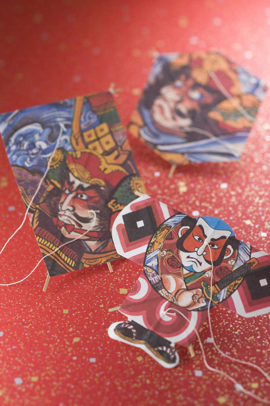 无人,竖图,俯视,室内,特写,白天,游戏,静物,红色背景,朦胧,模糊,玩,娱乐,风筝,休闲,放风筝,摄影,影棚,纸鸢,放鹞子,鹞,鹞子,鸢,木鸢,玩耍,嬉戏,彩图,高角度拍摄,影棚拍摄,拍摄