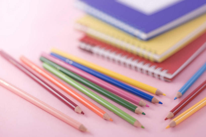 无人,横图,俯视,室内,特写,白天,一排,许多,朦胧,模糊,整齐,笔,办公用品,记事本,文具,排列,本子,笔记本,铅笔,学习用品,三本,摄影,影棚,文具用品,队列,彩图,高角度拍摄,影棚拍摄,拍摄