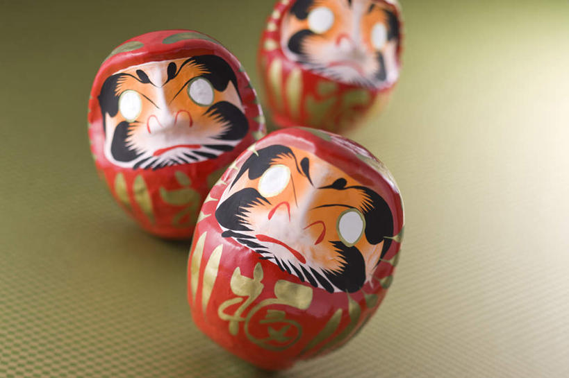 无人,横图,俯视,室内,特写,白天,静物,朦胧,模糊,日本文化,装饰,娃娃,祝福,文化,传统,三个,饰品,祈祷,祈福,健康,许愿,摄影,影棚,纪念,祈求,吉祥,达摩不倒翁,好运,平安,彩图,高角度拍摄,影棚拍摄,拍摄