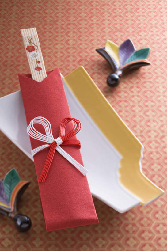 无人,竖图,俯视,室内,特写,白天,筷子,餐具,装饰,丝绸,丝带,缎带,筷架,筷枕,文化,传统,绸带,摄影,影棚,礼节,华丽,修饰,筷子架,点缀,礼仪,衬托,美观,雅致,雅观,进餐用具,彩图,高角度拍摄,影棚拍摄,拍摄