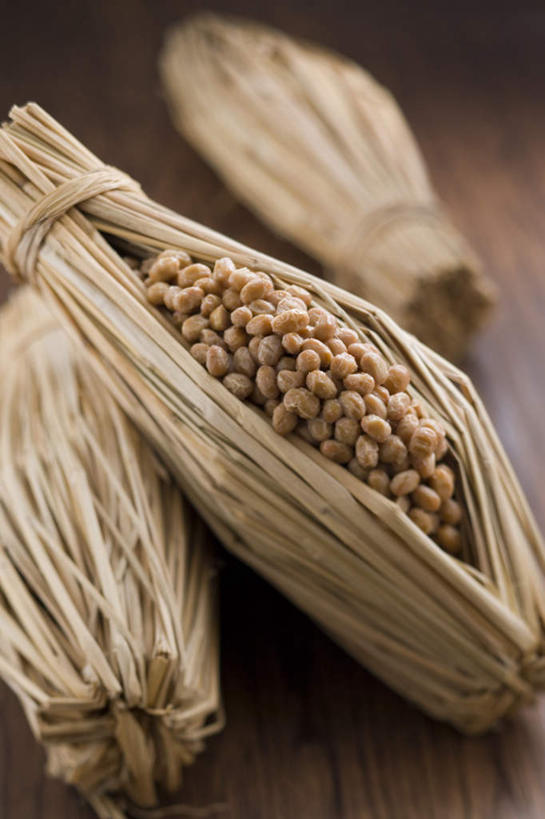 无人,竖图,俯视,室内,特写,白天,烹饪,大豆,一堆,许多,堆叠,堆积,朦胧,模糊,日本料理,料理,食品,菜肴,美食,饮食,食物,日式料理,健康,日式,佳肴,堆,纳豆,豆制品,发酵,酱豆,彩图,高角度拍摄