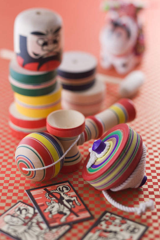 无人,竖图,俯视,室内,特写,白天,游戏,静物,许多,朦胧,模糊,玩,娱乐,卡片,绳子,陀螺,休闲,益智,摄影,影棚,活动,绳索,发泄,消遣,智力,宣泄,陀罗,干乐,冰尜,打老牛,独乐,玩耍,嬉戏,彩图,高角度拍摄,影棚拍摄,拍摄