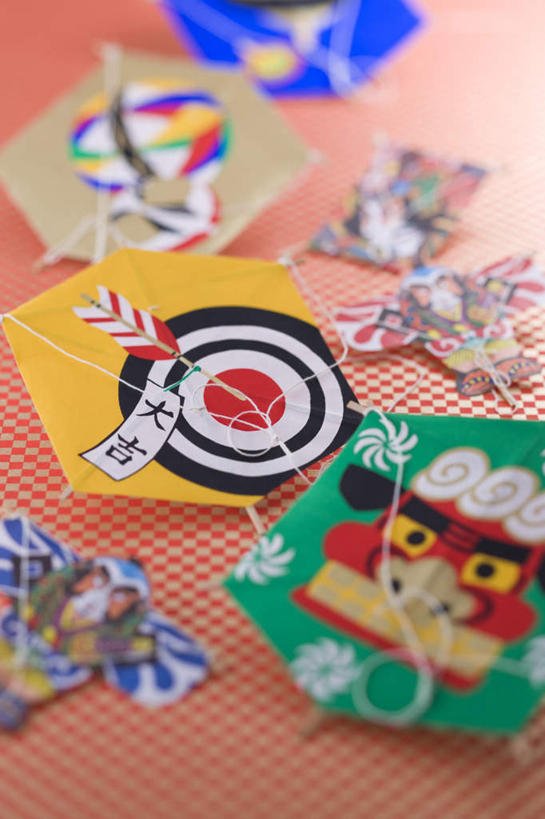 无人,竖图,俯视,室内,特写,白天,游戏,成功,胜利,朦胧,模糊,飞镖,玩,娱乐,风筝,休闲,放风筝,摄影,影棚,靶心,纸鸢,瞄准,放鹞子,鹞,鹞子,鸢,木鸢,镖针,飞镖运动,玩耍,嬉戏,彩图,高角度拍摄,影棚拍摄,拍摄