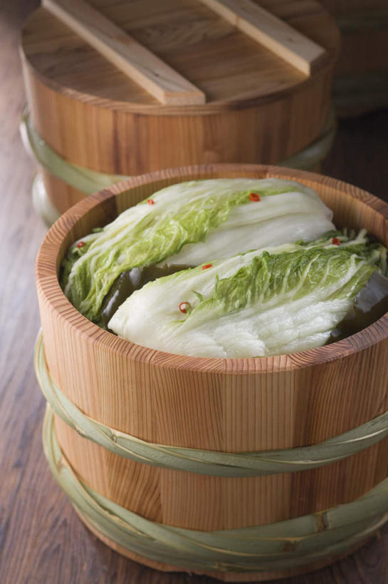 无人,竖图,俯视,室内,特写,白天,烹饪,蔬菜,椰菜,卷心菜,新鲜,桶,腌菜,日本料理,料理,食品,咸菜,菜肴,美食,食物,容器,日式料理,日式,佳肴,有机食品,绿色食品,储藏,储存,结球甘蓝,甘兰,包心菜,彩图,高角度拍摄,贮存