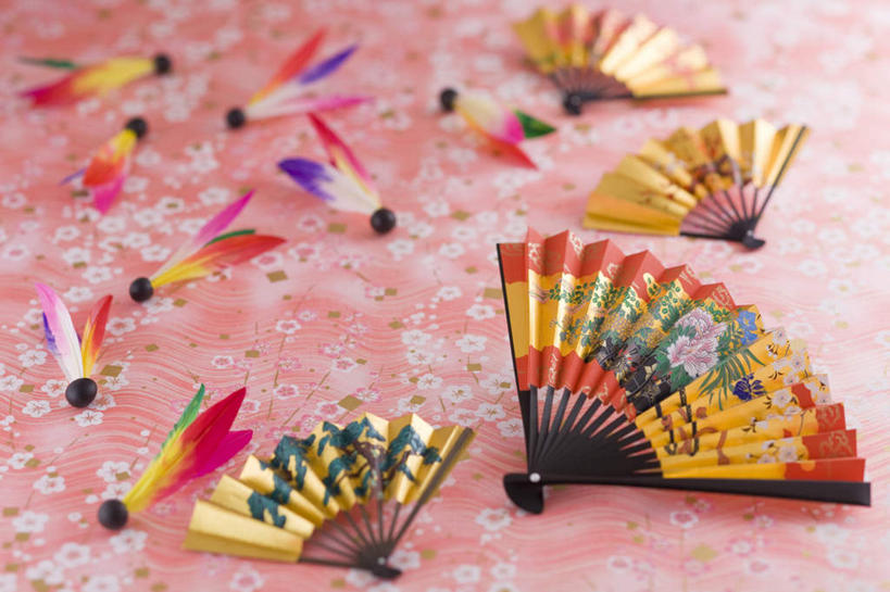 无人,横图,俯视,室内,特写,白天,羽毛球,静物,羽毛,许多,朦胧,模糊,扇子,折扇,纸扇,球拍,羽毛球拍,羽毛球装备,四把,清凉,凉爽,文化,运动器械,健身器械,摄影,影棚,健身器材,羽毛球球拍,撒扇,羽毛球运动,彩图,高角度拍摄,影棚拍摄,拍摄,运动器材,传统文化