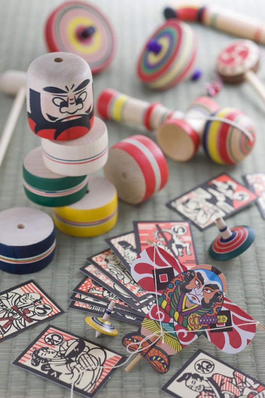 无人,竖图,俯视,室内,特写,白天,游戏,许多,朦胧,模糊,玩,娱乐,排列,卡片,陀螺,休闲,益智,摄影,影棚,活动,发泄,消遣,智力,宣泄,陀罗,干乐,冰尜,打老牛,独乐,摆列,玩耍,嬉戏,彩图,高角度拍摄,影棚拍摄,拍摄,布列,分列