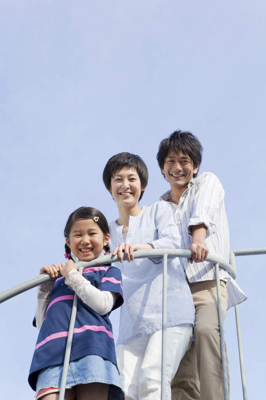 东方人,三个人,家庭,母亲,父亲,女儿,栏杆,站,笑,微笑,露齿笑,竖图,室外,白天,仰视,纯洁,亚洲,阴影,光线,影子,围栏,拿,拿着,黄种人,护栏,蓝色,蓝天,天空,阳光,天,站着,温暖,温馨,父女,母女,三口之家,一家人,日本人,父爱,可爱,母爱,童年,童趣,晴朗,和睦,童真,烂漫,无邪,万里无云,天真,亚洲人,晴空,晴空万里,站立,半身,彩图,低角度拍摄,融洽,爸爸,妈妈