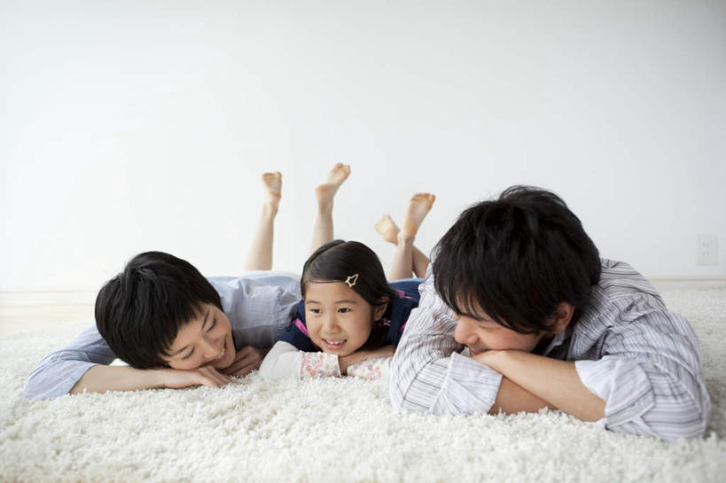 东方人,三个人,家庭,母亲,父亲,女儿,笑,双手交叉,微笑,露齿笑,横图,室内,白天,正面,纯洁,亚洲,注视,黄种人,观察,看,趴着,温暖,温馨,父女,母女,三口之家,一家人,日本人,父爱,可爱,母爱,童年,童趣,观看,和睦,察看,双手抱胸,关注,童真,烂漫,无邪,天真,亚洲人,趴,半身,彩图,融洽,爸爸,妈妈