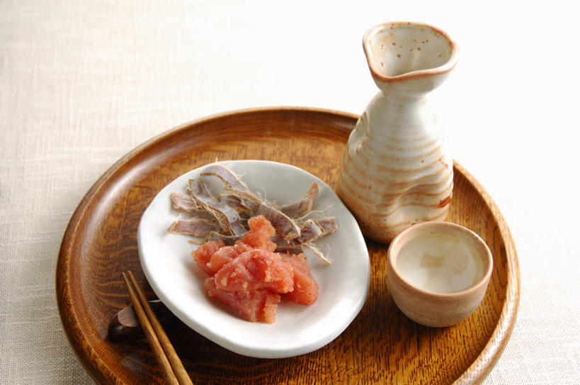 无人,横图,俯视,室内,特写,白天,烹饪,筷子,桌面,桌子,杯子,餐具,陶瓷,日本料理,料理,食品,陶瓷制品,开胃菜,文化,传统,菜肴,美食,酒瓶,食物,酒杯,瓶子,水杯,日式料理,日式,佳肴,礼节,礼仪,茶杯,进餐用具,烹调用具,彩图,高角度拍摄,清酒瓶