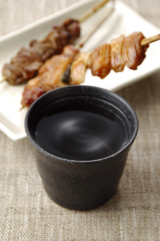 无人,竖图,俯视,室内,特写,白天,烹饪,杯子,餐具,鸡肉,肉,日本料理,料理,食品,烧酒,菜肴,美食,肉类,竹签,食物,酒杯,日式料理,日式,佳肴,烧鸡,肉食,取食签,进餐用具,烹调用具,彩图,高角度拍摄