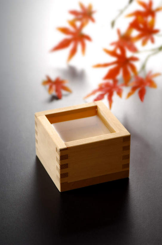 清酒,无人,竖图,俯视,室内,特写,白天,烹饪,叶子,木箱,日本料理,料理,食品,枫叶,绿叶,酒类,菜肴,美食,酒,食物,饮料,容器,日式料理,日式,嫩叶,摄影,佳肴,影棚,储藏,储存,叶,叶片,彩图,高角度拍摄,影棚拍摄,拍摄,贮存