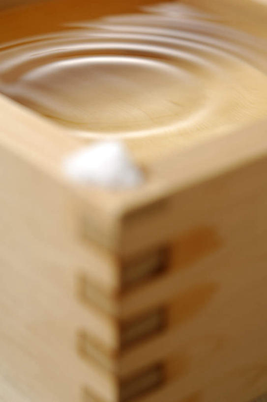 清酒,无人,竖图,俯视,室内,特写,白天,烹饪,朦胧,模糊,木箱,日本料理,料理,食品,酒类,菜肴,美食,酒,食物,饮料,容器,日式料理,日式,摄影,佳肴,影棚,储藏,储存,彩图,高角度拍摄,影棚拍摄,拍摄,贮存