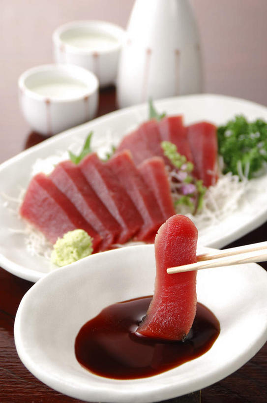 生鱼片,无人,竖图,俯视,室内,特写,白天,烹饪,筷子,餐具,碟子,盘,调料,肉,鱼肉,日本料理,料理,食品,米酒,调味品,鲔鱼,调味料,文化,传统,酱油,金枪鱼,菜肴,美食,肉类,食物,盘子,碟,日式料理,日式,摄影,佳肴,影棚,礼节,礼仪,肉食,进餐用具,彩图,高角度拍摄,影棚拍摄,拍摄,刺身