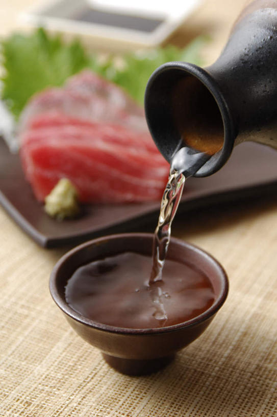 清酒,生鱼片,无人,竖图,俯视,室内,特写,白天,烹饪,筷子,杯子,餐具,倒,碟子,壶,盘,陶瓷,肉,鱼肉,日本料理,鱼片,料理,食品,酒壶,陶瓷制品,酒类,烧酒,文化,传统,酱油,菜肴,美食,肉类,酒,酒瓶,水壶,食物,饮料,盘子,茶壶,瓶子,水杯,碟,日式料理,日式,摄影,佳肴,影棚,礼节,礼仪,肉食,沙西米,茶杯,进餐用具,彩图,高角度拍摄,影棚拍摄,拍摄,刺身,清酒瓶