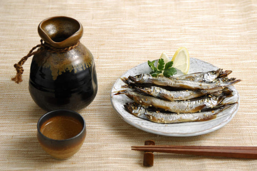 海鲜,无人,横图,俯视,室内,特写,白天,烹饪,筷子,柠檬,杯子,餐具,水果,切片,碟子,壶,盘,陶瓷,日本料理,料理,食品,酒壶,陶瓷制品,文化,传统,水产,菜肴,美食,酒瓶,水壶,食物,盘子,茶壶,酒杯,瓶子,水杯,碟,日式料理,日式,摄影,佳肴,影棚,礼节,海产品,礼仪,胡瓜鱼,毛鳞鱼,池沼公鱼,茶杯,进餐用具,益母果,柠果,彩图,高角度拍摄,影棚拍摄,拍摄,清酒瓶