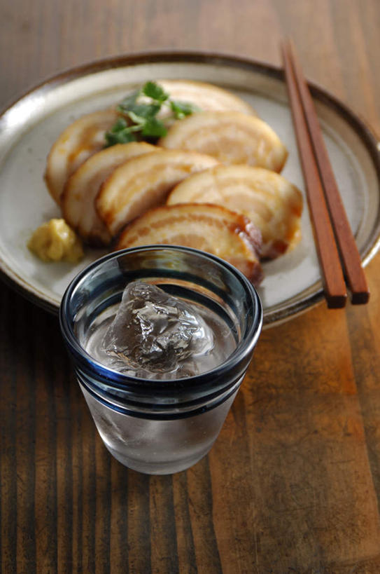 无人,竖图,俯视,室内,特写,白天,烹饪,杯子,餐具,肉,日本料理,冰块,料理,食品,烧酒,猪肉,菜肴,美食,肉类,玻璃制品,食物,水杯,日式料理,日式,摄影,佳肴,影棚,肉食,豚肉,玻璃杯,进餐用具,烹调用具,彩图,高角度拍摄,影棚拍摄,拍摄