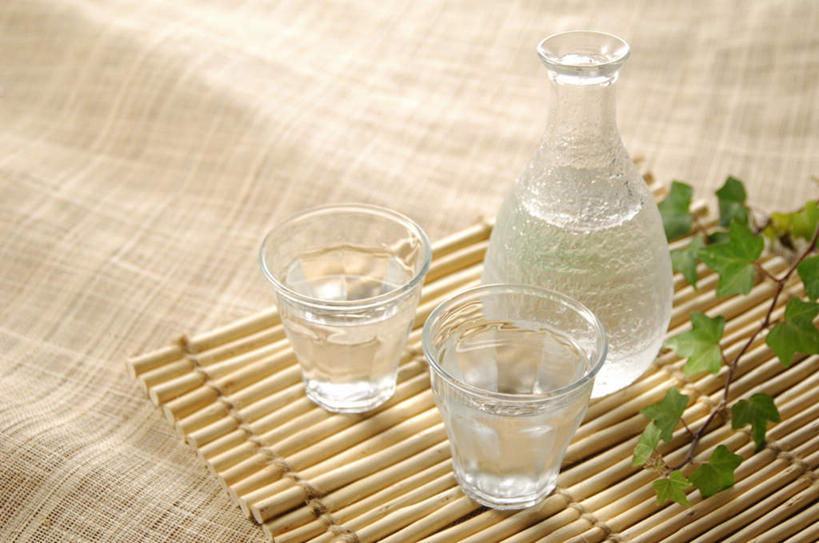 清酒,无人,横图,俯视,室内,特写,白天,杯子,叶子,绿叶,酒类,玻璃制品,酒,饮料,三个,水杯,嫩叶,摄影,影棚,叶,叶片,玻璃杯,彩图,高角度拍摄,影棚拍摄,拍摄