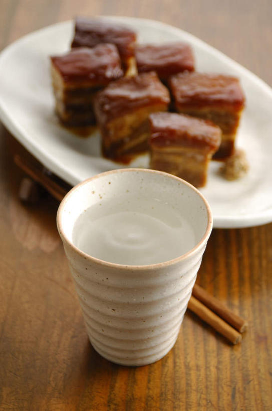 无人,竖图,俯视,室内,特写,白天,烹饪,筷子,杯子,餐具,碟子,盘,肉,日本料理,料理,食品,切块,烧酒,文化,传统,猪肉,菜肴,美食,肉类,食物,盘子,酒杯,水杯,碟,日式料理,日式,摄影,佳肴,影棚,礼节,礼仪,肉食,豚肉,茶杯,进餐用具,彩图,高角度拍摄,影棚拍摄,拍摄