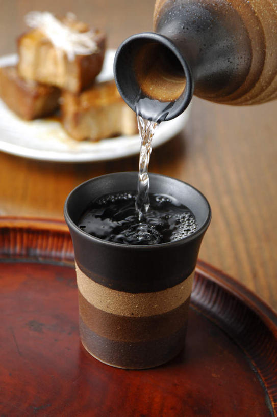 清酒,竖图,俯视,室内,特写,白天,烹饪,杯子,餐具,碟子,壶,盘,肉,日本料理,料理,食品,酒壶,酒类,切块,烧酒,猪肉,菜肴,美食,肉类,酒,水壶,食物,饮料,盘子,茶壶,酒杯,水杯,碟,日式料理,日式,摄影,佳肴,影棚,肉食,豚肉,茶杯,半身,彩图,高角度拍摄,影棚拍摄,拍摄