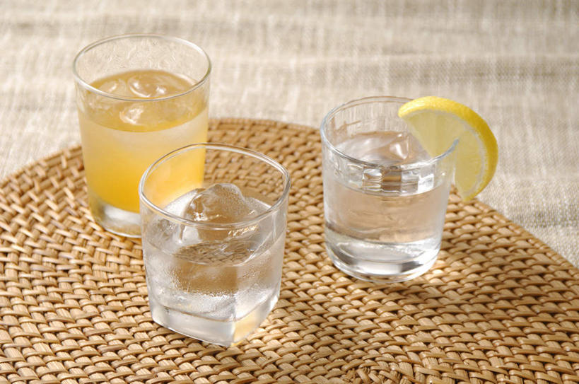 无人,横图,室内,白天,正面,柠檬,杯子,水果,切片,冰块,杯垫,三杯,烧酒,玻璃制品,水杯,摄影,影棚,玻璃杯,益母果,柠果,彩图,影棚拍摄,拍摄