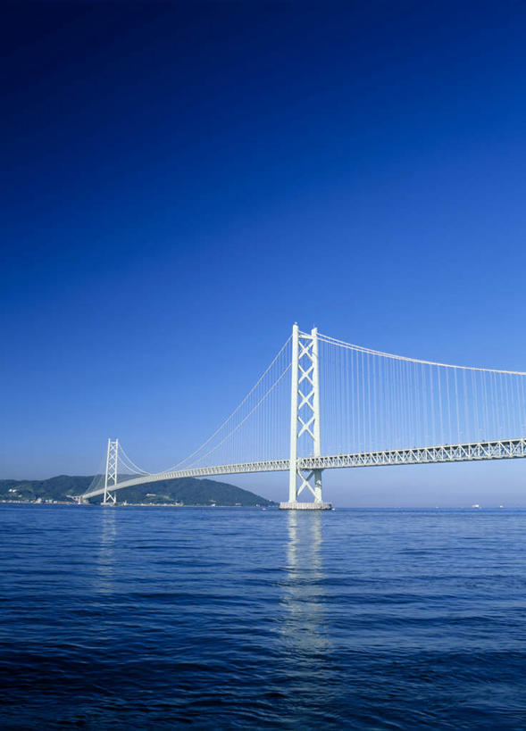 无人,竖图,室外,白天,仰视,旅游,度假,海浪,海洋,标志建筑,大桥,地标,建筑,立交桥,桥梁,日本,亚洲,浪花,高架,建筑群,斜拉桥,桥,娱乐,建设,蓝色,蓝天,天空,海水,天,享受,休闲,放松,吊桥,晴朗,海景,东亚,本州,万里无云,本州岛,日本国,近畿地方,近畿,兵库,兵库县,神户,神户市,神戸,县厅,神戸市,淡路岛,明石海峡,明石海峡大桥,大海,风浪,海,海水的波动,近岸浪,涌浪,晴空,晴空万里,彩图,低角度拍摄