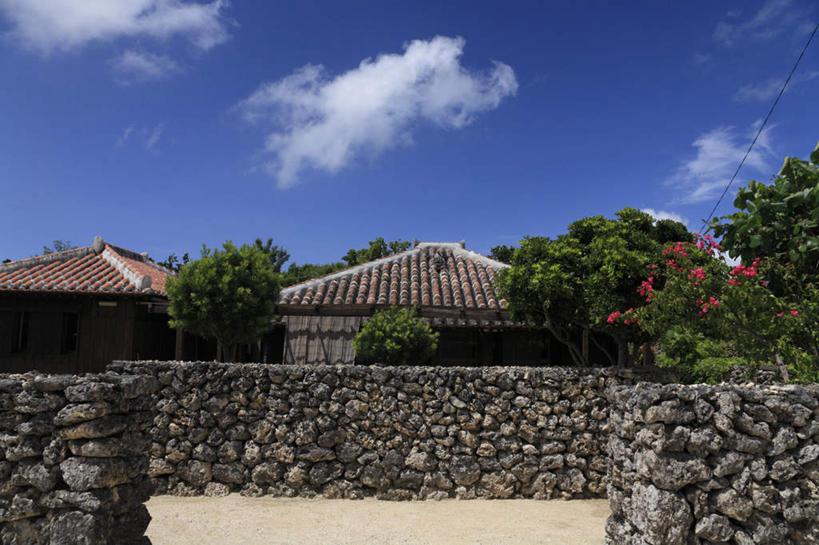 无人,家,横图,室外,白天,正面,度假,石头,美景,植物,城市风光,城市,道路,路,日本,亚洲,石子,瓦片,房屋,墙,屋檐,屋子,景观,云,云朵,小路,交通,云彩,娱乐,冲绳,楼房,檐,墙壁,墙面,住宅,树,树木,蓝色,绿色,白云,蓝天,天空,自然,天,享受,休闲,景色,放松,生长,成长,冲绳县,东亚,琉球群岛,日本国,九州地方,八重山群岛,西表岛,石块,岩石,彩图,房子,竹富町