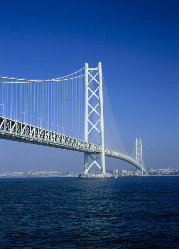 无人,竖图,室外,白天,仰视,旅游,度假,海浪,海洋,标志建筑,大桥,地标,建筑,立交桥,桥梁,日本,亚洲,浪花,高架,建筑群,斜拉桥,桥,娱乐,建设,蓝色,蓝天,天空,海水,天,享受,休闲,放松,晴朗,海景,东亚,本州,万里无云,本州岛,日本国,近畿地方,近畿,兵库,兵库县,神户,神户市,神戸,县厅,神戸市,淡路岛,明石海峡,明石海峡大桥,大海,风浪,海,海水的波动,近岸浪,涌浪,晴空,晴空万里,彩图,低角度拍摄