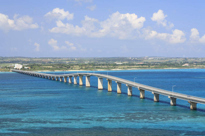 无人,横图,俯视,室外,白天,旅游,度假,海浪,海洋,美景,大桥,立交桥,桥梁,日本,亚洲,景观,浪花,云,云朵,高架,斜拉桥,桥,云彩,娱乐,冲绳,蓝色,白云,蓝天,天空,自然,海水,天,享受,休闲,景色,放松,冲绳县,自然风光,海景,东亚,琉球群岛,日本国,九州地方,冲绳群岛,大海,风浪,海,海水的波动,近岸浪,涌浪,彩图,高角度拍摄