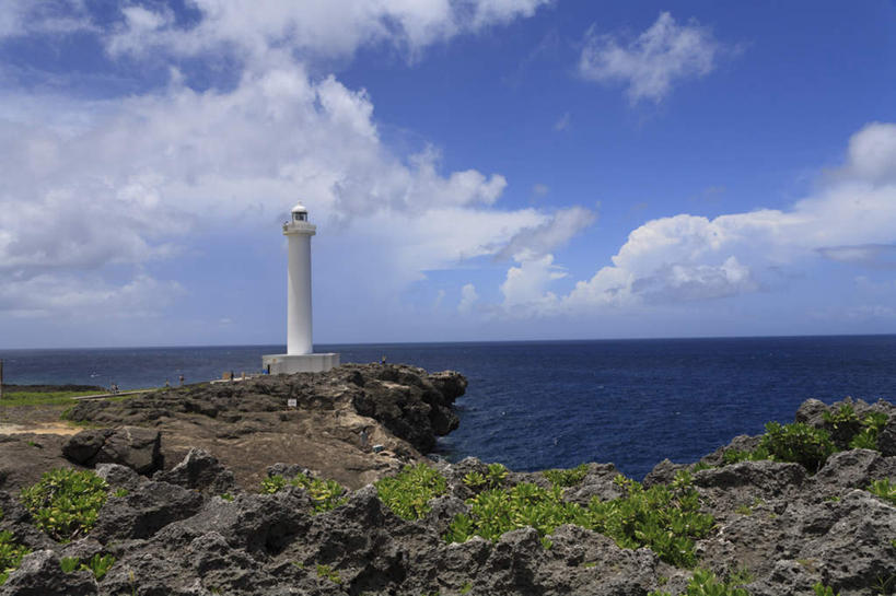 无人,横图,室外,白天,正面,旅游,度假,海浪,海洋,石头,美景,日本,亚洲,石子,景观,浪花,水平线,云,云朵,辽阔,灯塔,塔楼,海平线,云彩,娱乐,冲绳,蓝色,白云,蓝天,天空,自然,海水,天,享受,休闲,广阔,景色,放松,一望无际,冲绳县,自然风光,海景,东亚,琉球群岛,日本国,九州地方,无边无际,一马平川,大海,风浪,海,海水的波动,近岸浪,石块,岩石,涌浪,彩图,水天相接,水天一线
