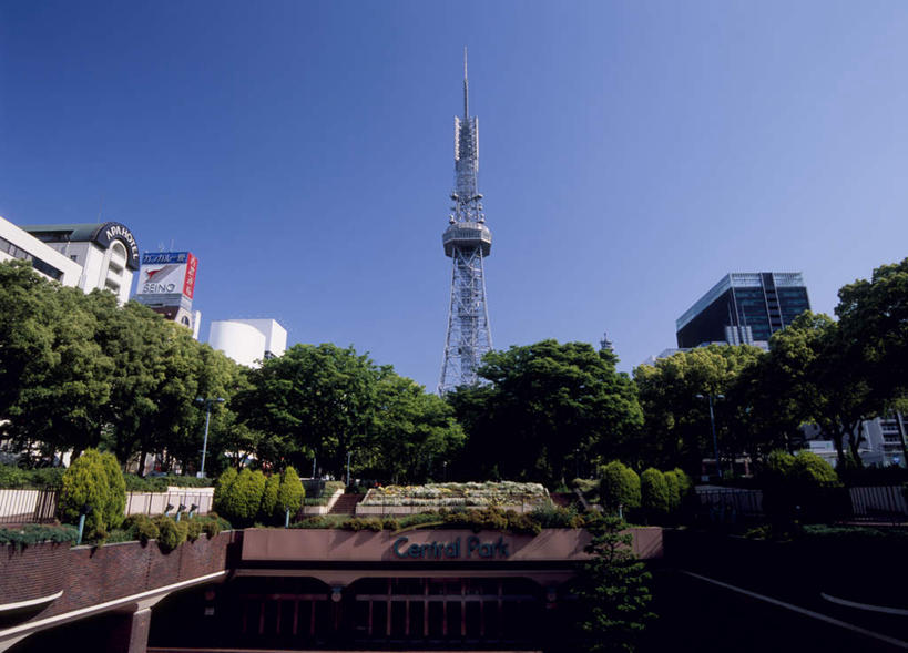 无人,高楼大厦,横图,室外,白天,仰视,旅游,度假,植物,大厦,建筑,摩天大楼,爱知县,名古屋,日本,亚洲,娱乐,树,树木,蓝色,绿色,蓝天,天空,自然,天,享受,休闲,放松,生长,晴朗,成长,东亚,本州,万里无云,本州岛,日本国,中部地方,爱知,县厅,久屋大通公园,名古屋市,名古屋电视塔,晴空,晴空万里,彩图,低角度拍摄,大楼,高层建筑,高楼,摩天楼