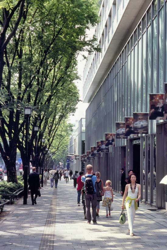 东方人,商店,站,走,竖图,室外,白天,仰视,度假,美景,植物,城市风光,城市,道路,路,公路,东京,日本,亚洲,行人,游客,游人,景观,交通,许多人,黄种人,娱乐,路人,旅客,树,树木,绿色,自然,站着,一群人,享受,休闲,日本人,景色,放松,金融,百货,生长,成长,贸易,百货公司,东亚,本州,关东地方,本州岛,日本国,东京都,涩谷区,过客,原宿,表参道,男人,男性,年轻男性,年轻女性,女人,女性,亚洲人,马路,步行,散步,站立,走路,彩图,低角度拍摄,全身,购物商场,购物中心