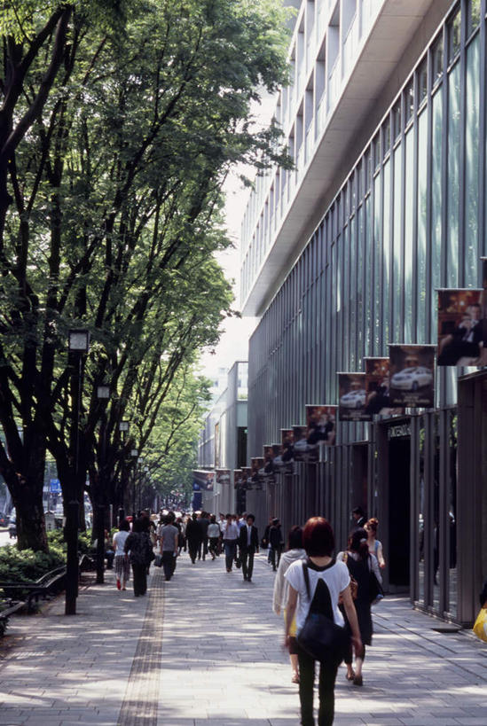 东方人,商店,站,走,竖图,室外,白天,仰视,度假,美景,植物,城市风光,城市,道路,路,公路,东京,日本,亚洲,行人,游客,游人,景观,交通,许多人,黄种人,娱乐,路人,旅客,树,树木,绿色,自然,站着,一群人,享受,休闲,日本人,景色,放松,金融,百货,生长,成长,贸易,百货公司,东亚,本州,关东地方,本州岛,日本国,东京都,涩谷区,过客,原宿,表参道,男人,男性,年轻男性,年轻女性,女人,女性,亚洲人,马路,步行,散步,站立,走路,彩图,低角度拍摄,全身,购物商场,购物中心