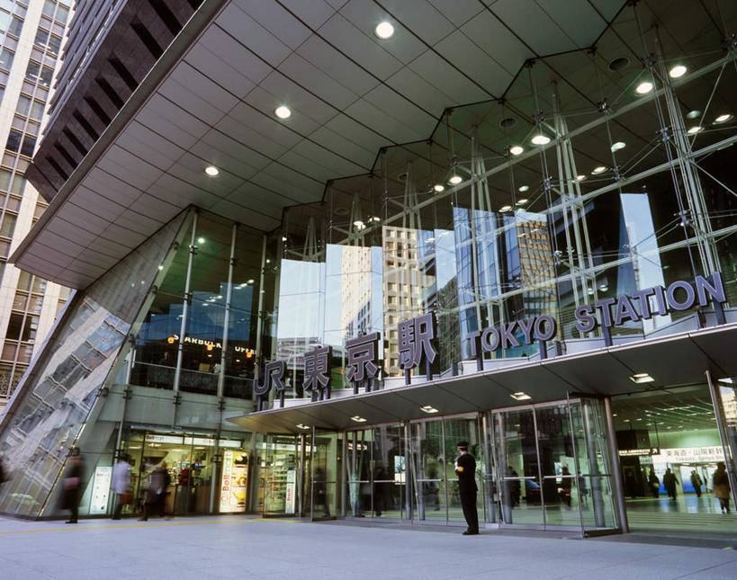 东方人,一个人,站,横图,室外,白天,仰视,工作服,制服,安全,窗户,落地窗,门,车站,玻璃,东京,日本,亚洲,仅一个男性,仅一个人,日文,标志,瓦片,文字,字符,字母,屋檐,灯光,黄种人,标识,顶灯,檐,玻璃窗,玻璃制品,灯,仅一个年轻男性,灯具,门框,站着,照明设备,东亚,本州,关东地方,本州岛,日本国,东京都,日语,工作制服,东京车站,保卫,男人,男性,年轻男性,亚洲人,保安,站立,彩图,低角度拍摄,全身,工作套服