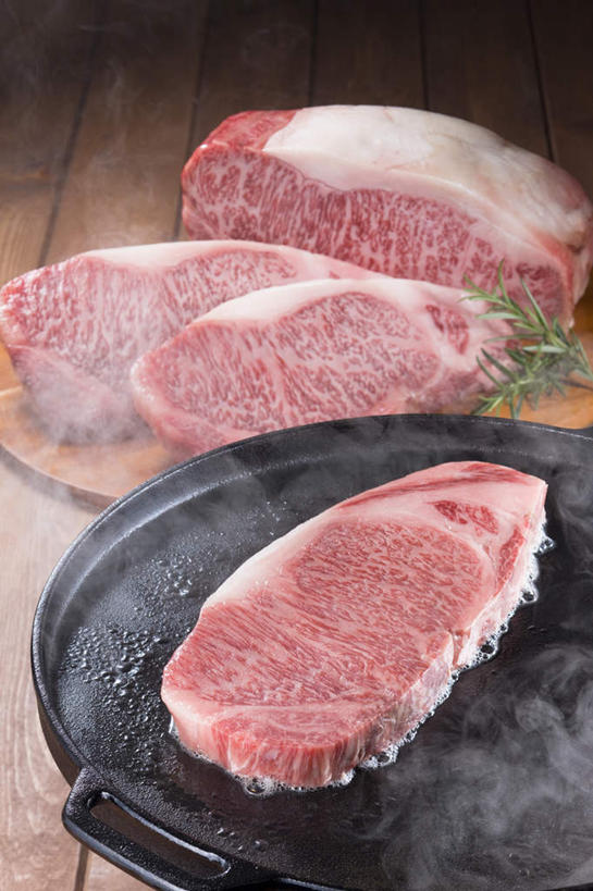 无人,竖图,俯视,室内,特写,白天,烹饪,西餐,雾,厨房,煎,沸腾,朦胧,模糊,新鲜,蒸汽,平底锅,肉,牛排,牛肉,料理,食品,水蒸气,锅铲,锅,菜肴,美食,肉类,食物,红色,西式,四块,佳肴,肉食,蒸发,彩图,高角度拍摄,灶间