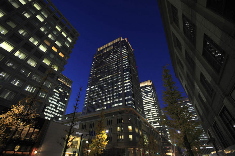 无人,高楼大厦,横图,室外,夜晚,仰视,旅游,度假,美景,植物,城市风光,城市,大厦,建筑,路灯,摩天大楼,东京,日本,亚洲,景观,灯光,娱乐,灯,树,树木,蓝色,绿色,蓝天,天空,自然,天,享受,休闲,景色,放松,千代田区,生长,成长,照明设备,东亚,本州,关东地方,本州岛,日本国,东京都,丸之内,彩图,低角度拍摄,大楼,高层建筑,高楼,摩天楼