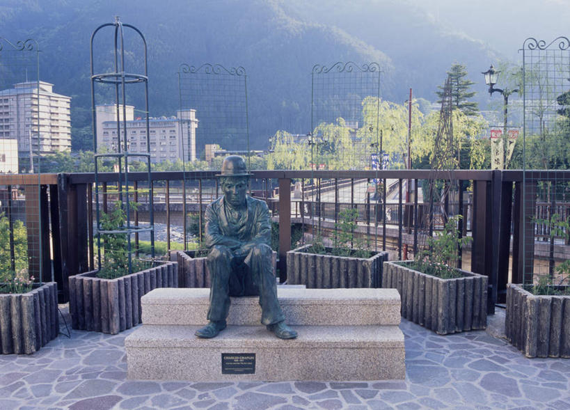 西方人,一个人,无人,演员,高楼大厦,栏杆,坐,横图,室外,白天,正面,旅游,度假,美景,山,山脉,城市风光,城市,大厦,建筑,摩天大楼,帽子,雕塑,欧洲,日本,欧洲人,亚洲,仅一个男性,仅一个人,雕刻,雕像,景观,山峰,围栏,山峦,休闲装,礼帽,娱乐,护栏,仅一个年轻男性,蓝色,蓝天,天空,群山,天,享受,休闲,休闲服,景色,放松,东亚,本州,本州岛,日本国,中部地方,岐阜,岐阜县,男人,男性,年轻男性,白种人,坐着,彩图,全身,大楼,高层建筑,高楼,摩天楼,喜剧演员,卓别林,查理.卓别林,查尔斯.斯宾塞.卓别林