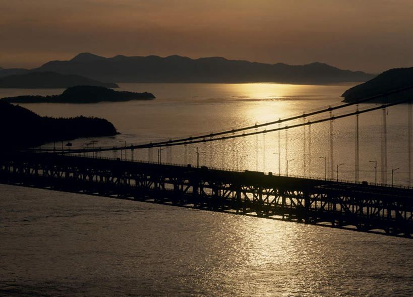 无人,横图,俯视,航拍,室外,白天,旅游,度假,岛屿,河流,日落,山,山脉,水,标志建筑,大桥,地标,建筑,立交桥,桥梁,日本,亚洲,河水,山峰,水流,晚霞,霞光,高架,建筑群,斜拉桥,桥,山峦,背光,娱乐,建设,蓝色,蓝天,天空,黄昏,群山,天,享受,休闲,彩霞,放松,鸟瞰,逆光,东亚,本州,本州岛,日本国,濑户大桥,中国地方,冈山,冈山县,四国地方,四国,四国岛,香川,香川县,列岛,群岛,诸岛,夕阳,彩图,高角度拍摄