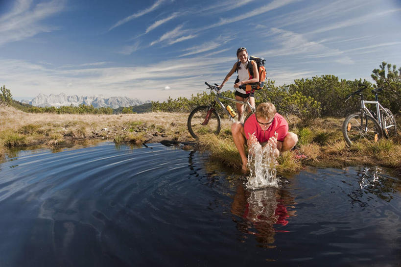 西方人,两个人,夫妻,站,蹲,捧,横图,室外,白天,正面,运动服,爱情,锻炼,运动,湖,湖泊,山,山脉,水,植物,自行车,欧洲,欧洲人,服装,枯萎,包,湖面,山峰,水流,水面,云,云朵,枯草,山峦,浪漫,云彩,注视,车,脚踏车,草,树,树木,衣服,黄色,蓝色,绿色,白云,蓝天,天空,自然,背包,交通工具,湖水,群山,天,扶,观察,看,站着,恩爱,恋人,服饰,生长,晴朗,成长,观看,察看,扶着,衣着,穿着,关注,衣饰,体育,男人,男性,年轻男性,年轻女性,女人,女性,白种人,情侣,晴空,蹲着,捧着,手捧,站立,彩图,全身,健身,伴侣,双肩包,运动装