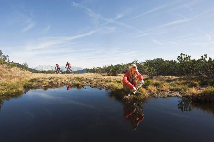 西方人,三个人,伙伴,朋友,坐,横图,室外,白天,正面,运动服,锻炼,友谊,运动,湖,湖泊,山,山脉,水,植物,自行车,欧洲,欧洲人,撑,戴,服装,枯萎,包,墨镜,眼镜,湖面,山峰,水流,水面,云,云朵,枯草,山峦,云彩,托腮,注视,车,脚踏车,草,树,树木,骑,衣服,黄色,蓝色,绿色,白云,蓝天,天空,自然,背包,太阳镜,太阳眼镜,交通工具,湖水,群山,天,观察,看,托,遮阳镜,服饰,生长,晴朗,成长,观看,察看,衣着,穿着,关注,托下巴,衣饰,体育,友情,男人,男性,年轻男性,年轻女性,女人,女性,白种人,晴空,屈膝,抬头,仰头,坐着,彩图,全身,健身,双肩包,运动装