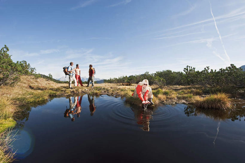 西方人,四个人,伙伴,朋友,站,坐,捧,说,横图,室外,白天,正面,友谊,湖,湖泊,山,山脉,水,植物,欧洲,欧洲人,戴,服装,枯萎,包,墨镜,眼镜,湖面,山峰,水流,水面,云,云朵,枯草,山峦,云彩,注视,休闲装,草,树,树木,衣服,黄色,蓝色,绿色,白云,蓝天,天空,自然,背包,太阳镜,太阳眼镜,湖水,群山,天,观察,看,站着,休闲,休闲服,遮阳镜,服饰,生长,晴朗,成长,观看,察看,关注,交流,友情,男人,男性,年轻男性,年轻女性,女人,女性,白种人,晴空,屈膝,沟通,讲话,交谈,捧着,手捧,说话,谈话,站立,坐着,彩图,全身,双肩包