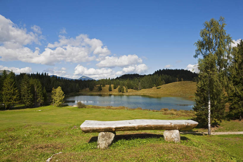无人,横图,室外,白天,正面,旅游,度假,草地,草坪,湖,湖泊,美景,山,山脉,水,植物,椅子,德国,欧洲,躺椅,湖面,景观,山峰,水流,水面,云,云朵,山峦,云彩,娱乐,草,树,树木,蓝色,绿色,白云,蓝天,天空,自然,湖水,群山,天,享受,休闲,石椅,景色,放松,生长,晴朗,成长,西欧,自然风光,德意志联邦共和国,巴伐利亚,巴伐利亚州,拜恩州,拜恩自由州,米滕瓦尔德,晴空,彩图