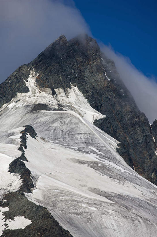 无人,竖图,室外,白天,仰视,旅游,度假,美景,山,雪,雪山,大雪,奥地利,欧洲,纹路,纹理,冰,积雪,景观,山峰,雪景,云,云朵,冬季,冬天,山峦,云彩,娱乐,蓝色,白云,蓝天,天空,自然,天,享受,休闲,景色,放松,寒冷,晴朗,冰冷,自然风光,中欧,肌理,严寒,奥地利共和国,冰凉,酷寒,凛冽,凛凛,极冷,大格洛克纳山,格洛克纳山,晴空,彩图,低角度拍摄