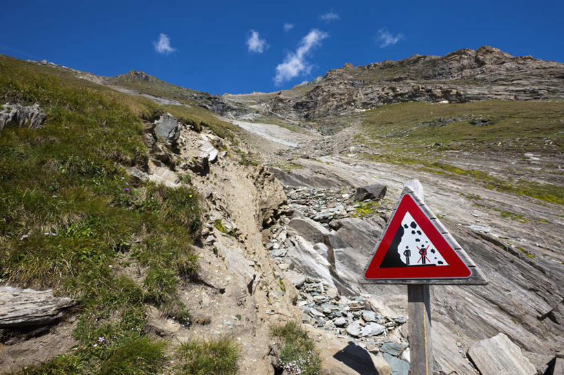 无人,横图,室外,白天,仰视,旅游,度假,石头,美景,山,山脉,树林,植物,指示牌,奥地利,欧洲,标志,石子,文字,景观,山峰,云,云朵,山峦,警告,云彩,娱乐,标识,树,树木,蓝色,绿色,白云,蓝天,天空,自然,群山,天,享受,休闲,景色,放松,警示,生长,晴朗,成长,禁止,提醒,提示,限制,自然风光,中欧,奥地利共和国,大格洛克纳山,格洛克纳山,危险,石块,岩石,晴空,彩图,低角度拍摄