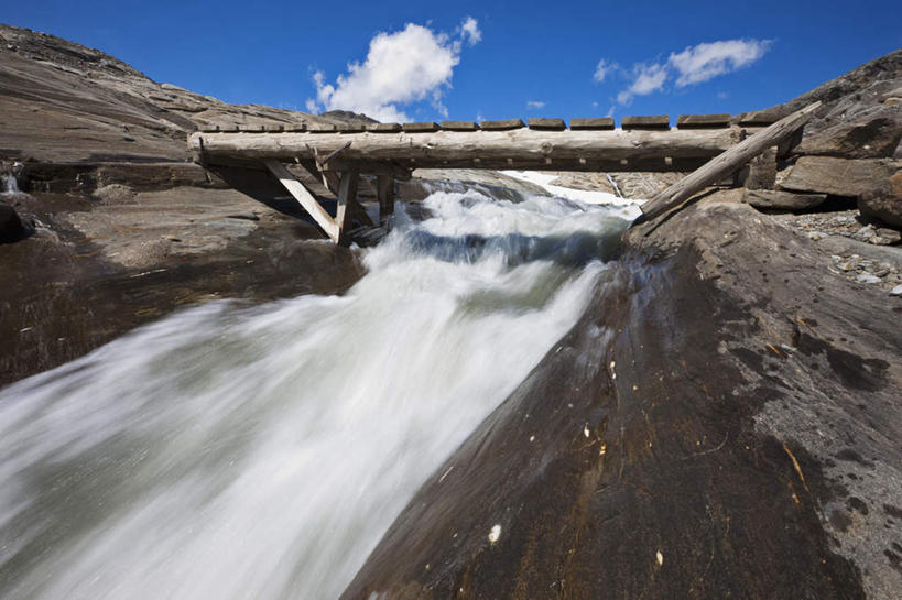 无人,横图,室外,白天,仰视,旅游,度假,河流,美景,山,山脉,水,奥地利,欧洲,湍急,河水,景观,山峰,水流,云,云朵,桥,山峦,云彩,娱乐,蓝色,白云,蓝天,天空,自然,群山,天,享受,休闲,景色,放松,吊桥,晴朗,人行桥,悬索桥,自然风光,吊杆,中欧,奥地利共和国,锚锭,悬索,大格洛克纳山,格洛克纳山,晴空,彩图,低角度拍摄