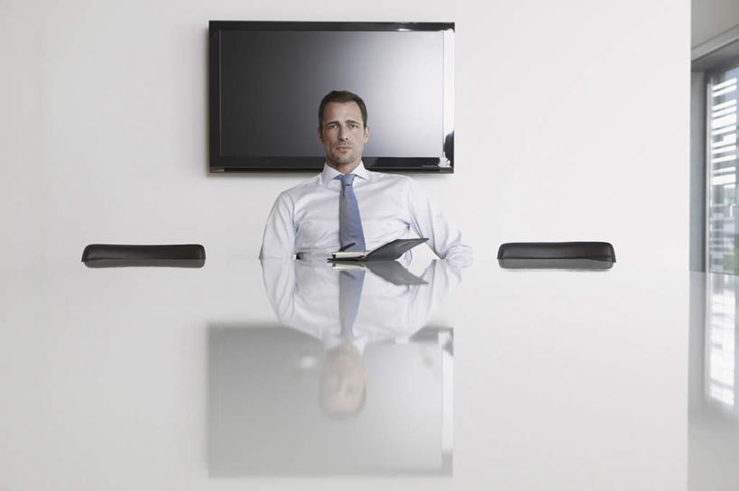 西方人,一个人,商务人士,商务男性,坐,横图,室内,白天,正面,衬衫,桌子,电视,椅子,欧洲,欧洲人,仅一个男性,仅一个人,套装,环保,办公桌,记事本,注视,仅一个年轻男性,绿色,本子,笔记本,液晶电视,观察,看,清晰,轻薄,能源,观看,回收,资源,察看,关注,彩电,商务装,利用,工薪阶层,便携,低碳,循环,彩色电视机,持续,男人,男性,年轻男性,白种人,白领,上班族,电视机,坐着,半身,彩图,衬衣,高清