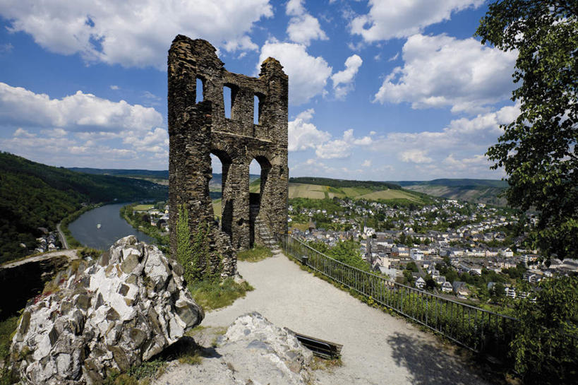 无人,家,横图,室外,白天,仰视,旅游,度假,草地,草坪,名胜古迹,植物,标志建筑,地标,建筑,德国,欧洲,遗迹,房屋,墙,屋子,地平线,云,云朵,公寓,辽阔,地面,云彩,古迹,文物,娱乐,建设,古建筑,洋房,楼房,废墟,墙壁,墙面,住宅,草,树,树木,蓝色,绿色,白云,蓝天,天空,自然,天,享受,休闲,广阔,旅游胜地,放松,生长,晴朗,成长,一望无际,西欧,延伸,古文明,德意志联邦共和国,天地相交,无边无际,一马平川,莱茵兰.普法尔茨州,晴空,彩图,低角度拍摄,房子