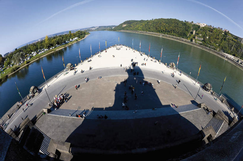 无人,教堂,码头,横图,俯视,室外,白天,广角镜头,鱼眼镜头,旅游,度假,草地,草坪,河流,名胜古迹,水,植物,标志建筑,地标,港口,建筑,德国,欧洲,节日,遗迹,河水,水流,烟雾,古迹,文化,文物,娱乐,建设,古建筑,草,树,树木,蓝色,绿色,蓝天,天空,自然,天,祈祷,享受,休闲,健康,旅游胜地,放松,许愿,宗教,信仰,生长,晴朗,成长,纪念,祈求,污染,废气,西欧,信念,古文明,飞机尾迹,尾迹云,机尾云,飞机拉烟,云带,尾迹,万里无云,德意志联邦共和国,机尾迹,飞机尾气,莱茵兰.普法尔茨州,平安,晴空,晴空万里,彩图,高角度拍摄,摆渡口,埠头,大教堂,渡口,渡头,港湾,海港,货运码头,口岸,礼拜堂,商港